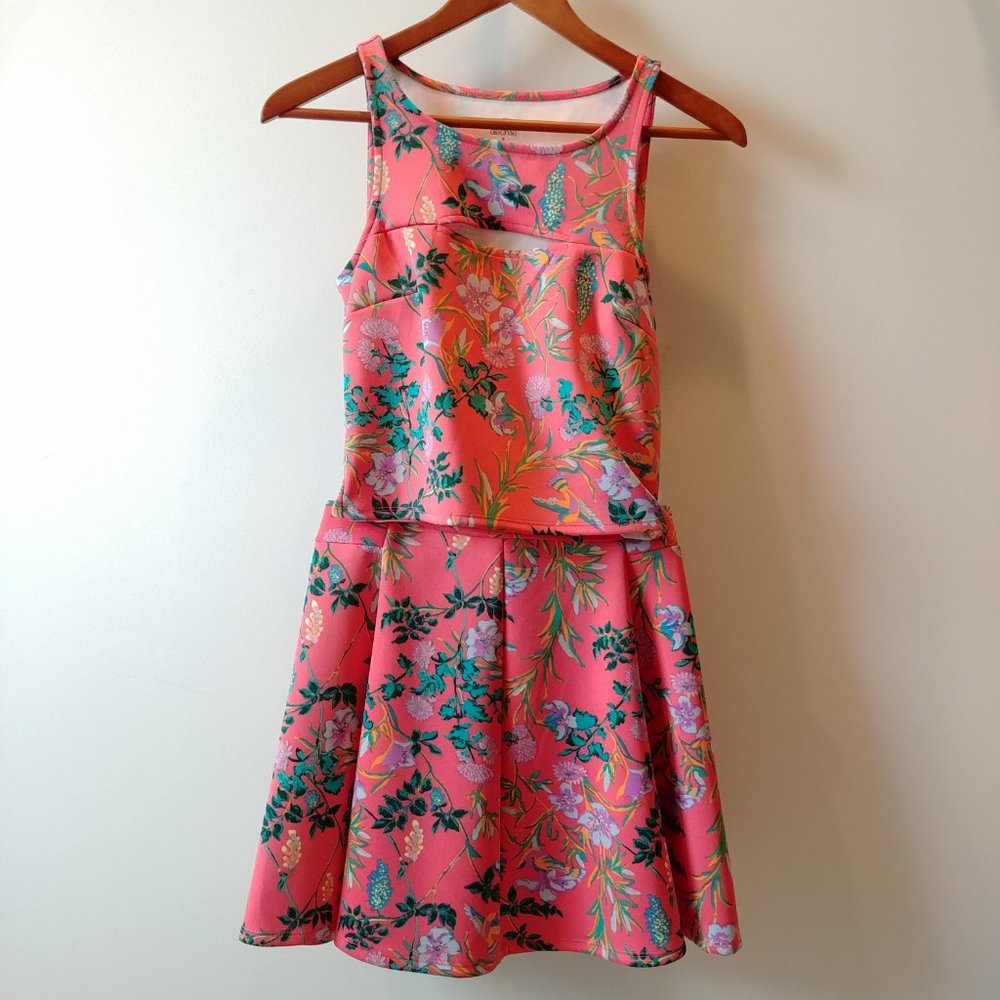 Juniors Two Piece Skirt and crop top set, Decree Size Small, Coral